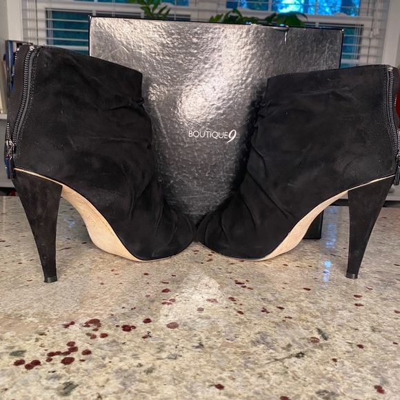 Boutique 9 Women’s Size 9.5 Faux Suede Bootie - Picture 2 of 7